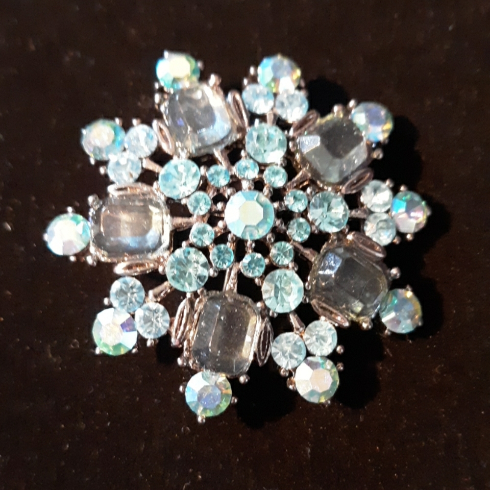 Snowflake brooch